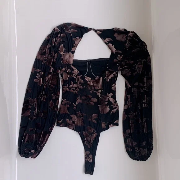 ASTR Two To Tango Floral Velvet Bodysuit - Picture 4 of 7